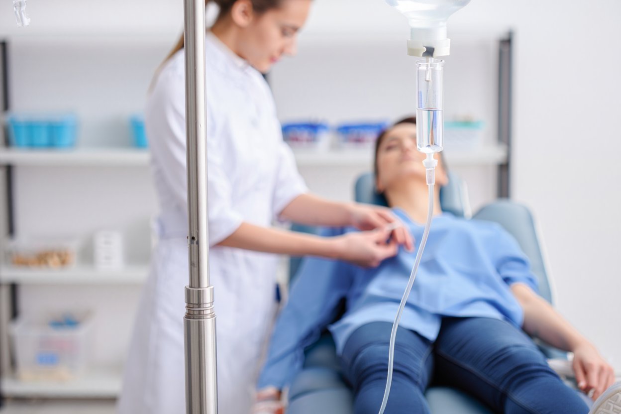 Врач ставит капельницу