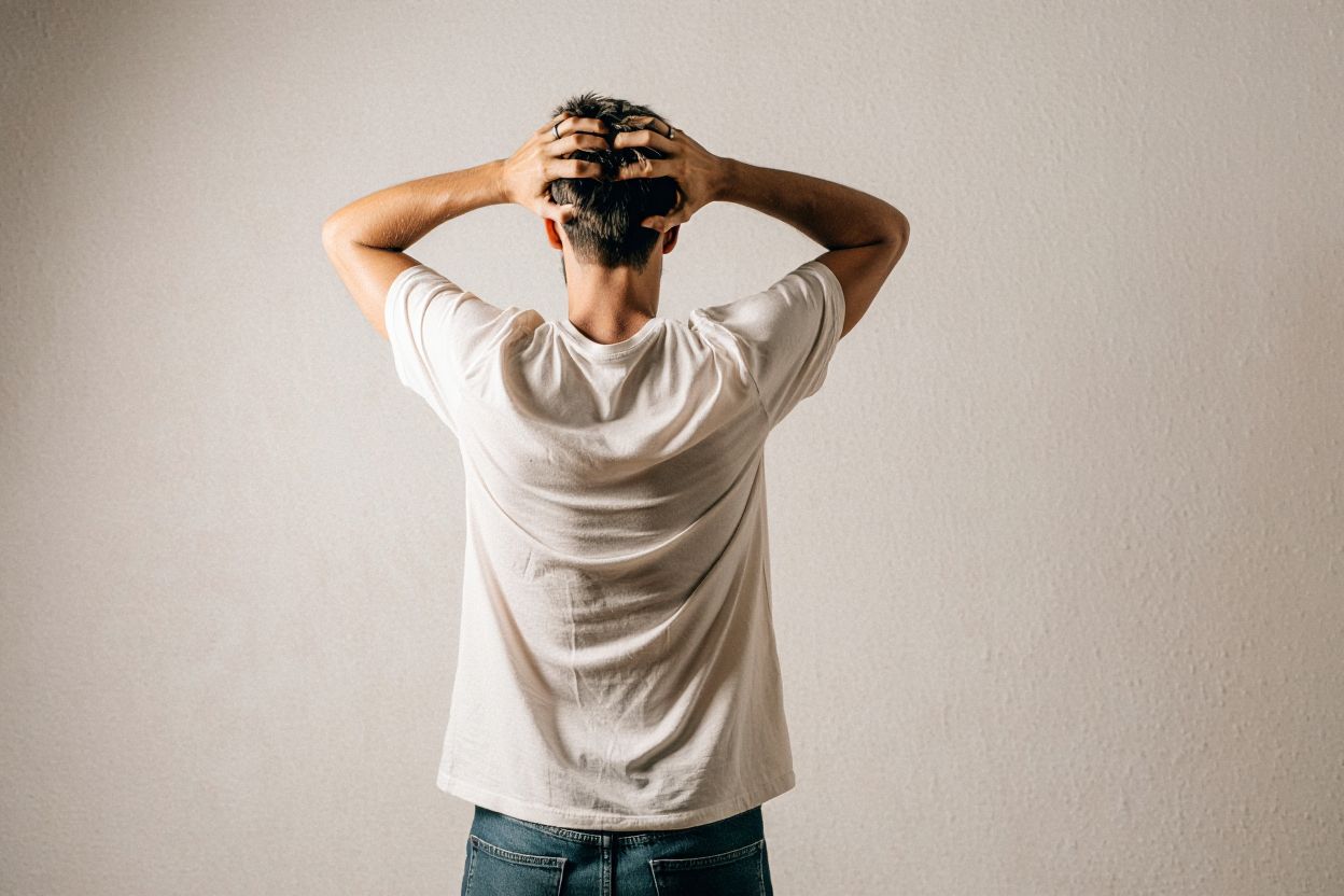 Мужчина держится за голову
