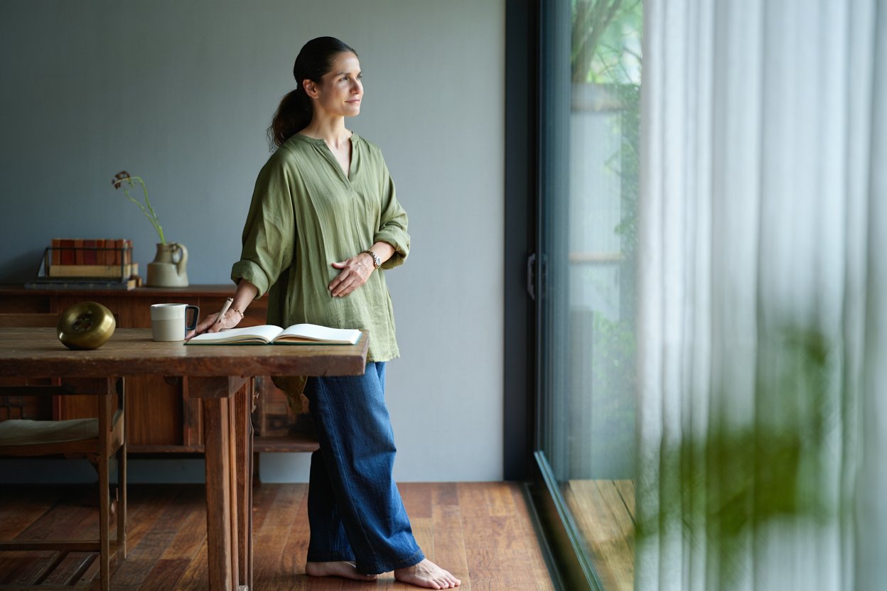 Девушка глубоко дышит